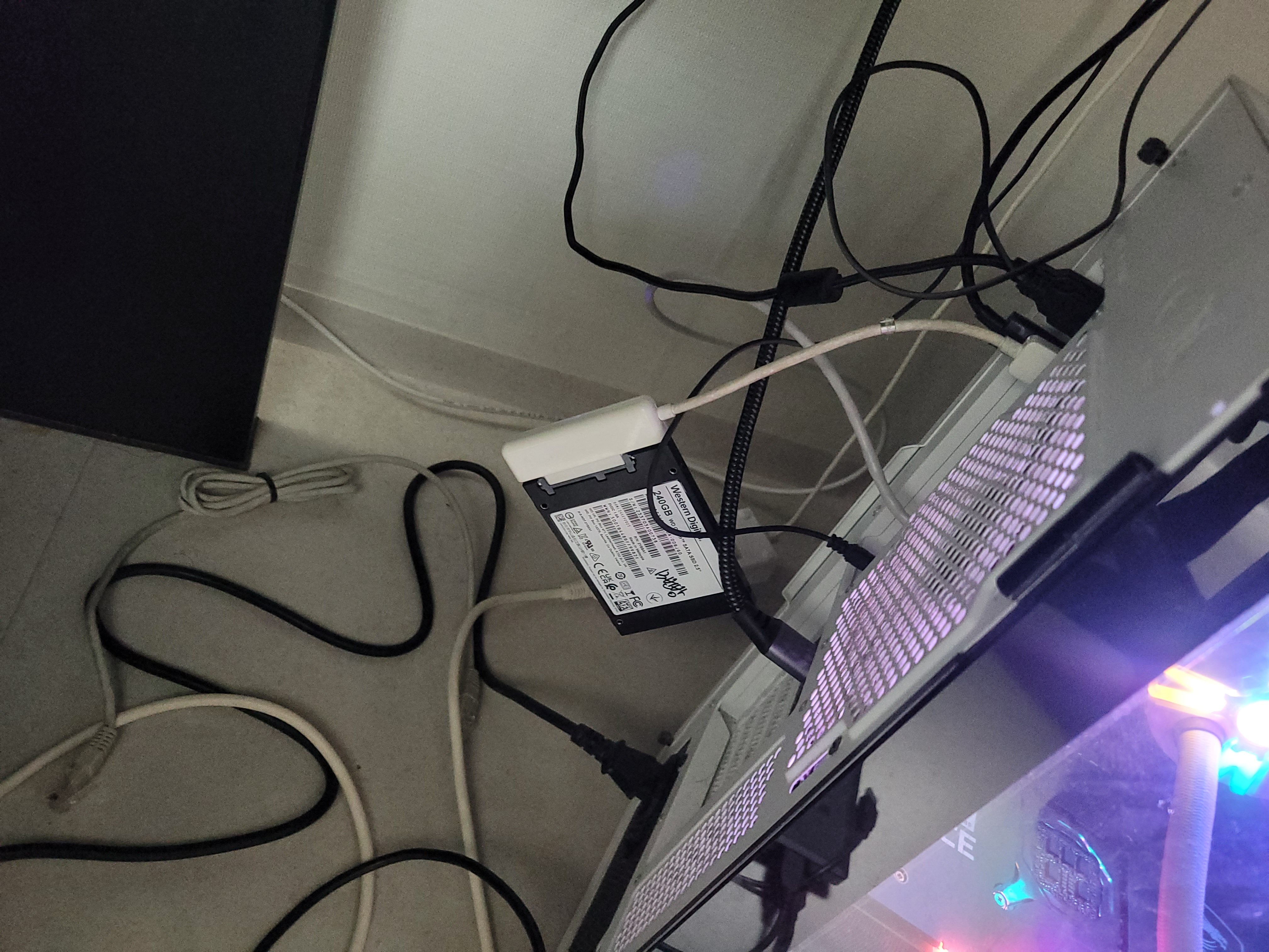 Windows 설치 작업을 진행 중인 컴퓨터