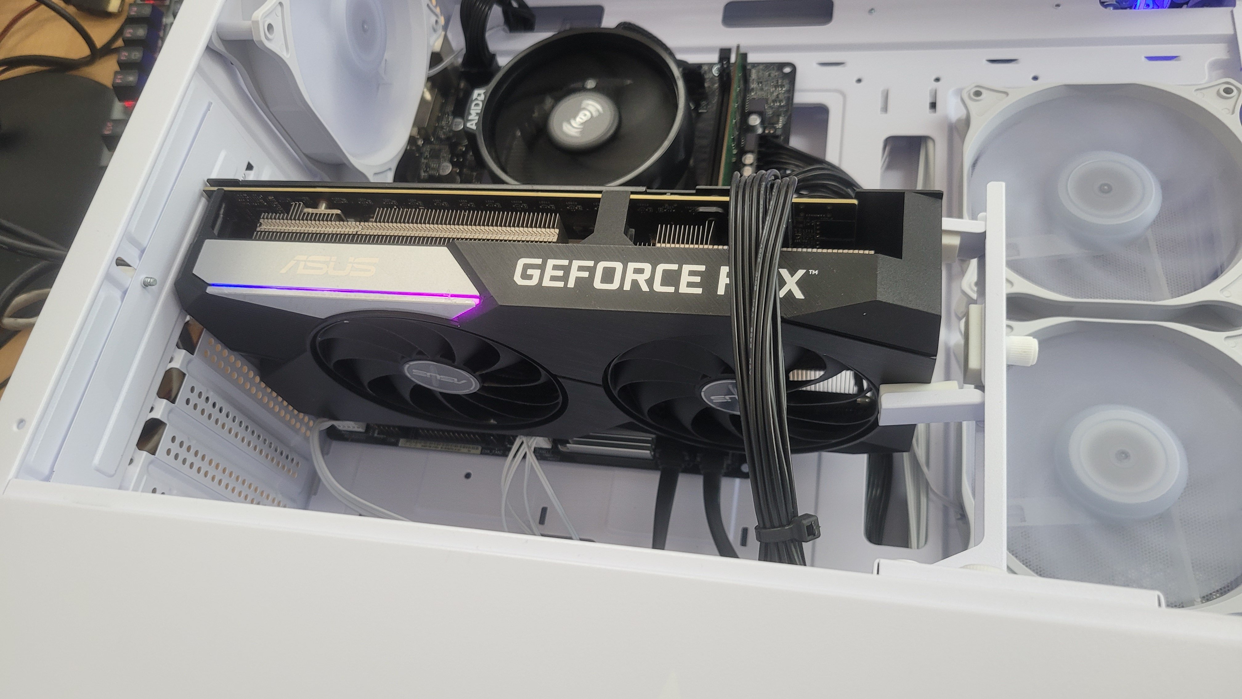 CPU 쿨러와 그래픽카드가 장착된 내부 구성