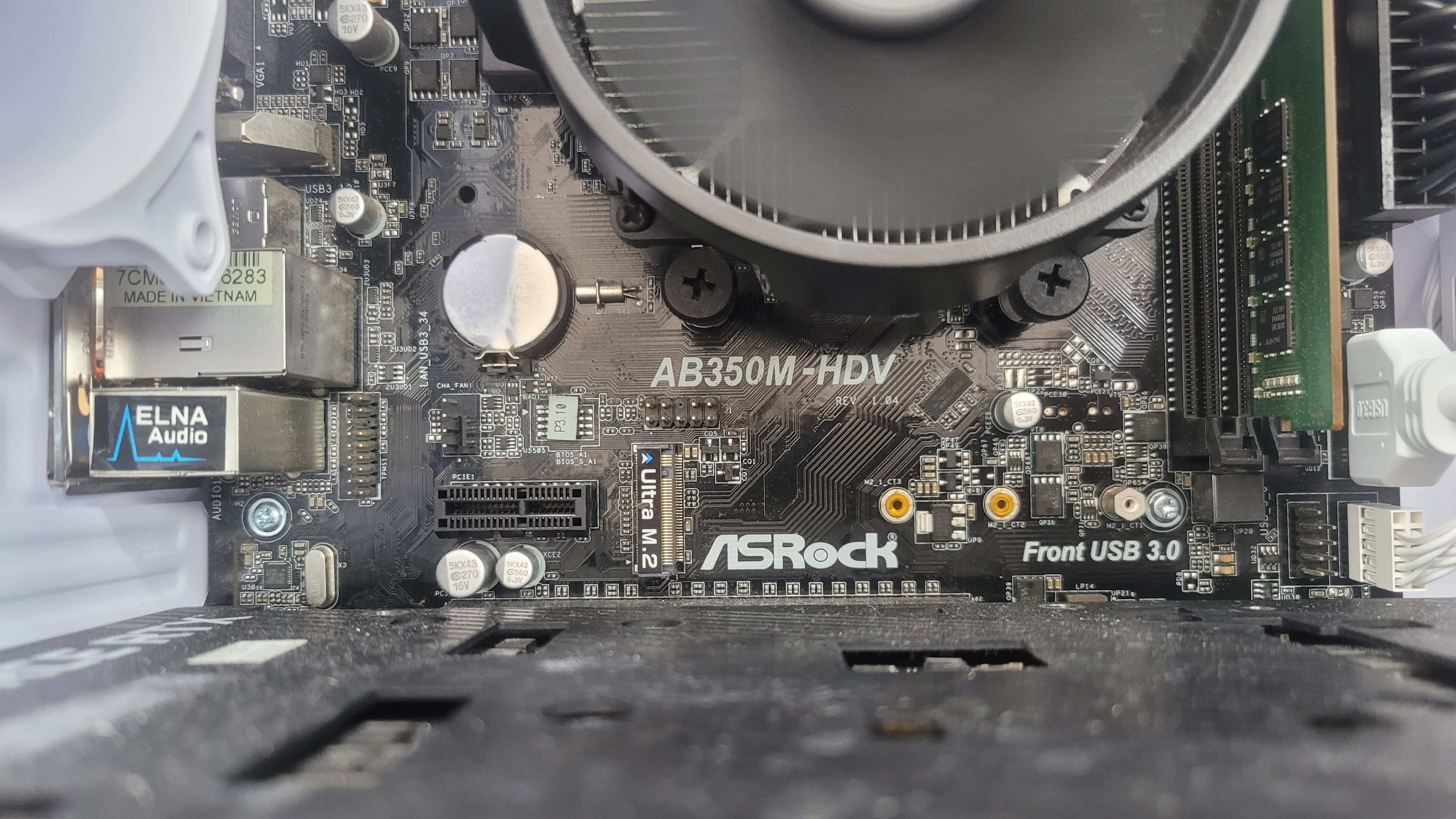 ASUS 메인보드와 PCIe 슬롯 주변 구성