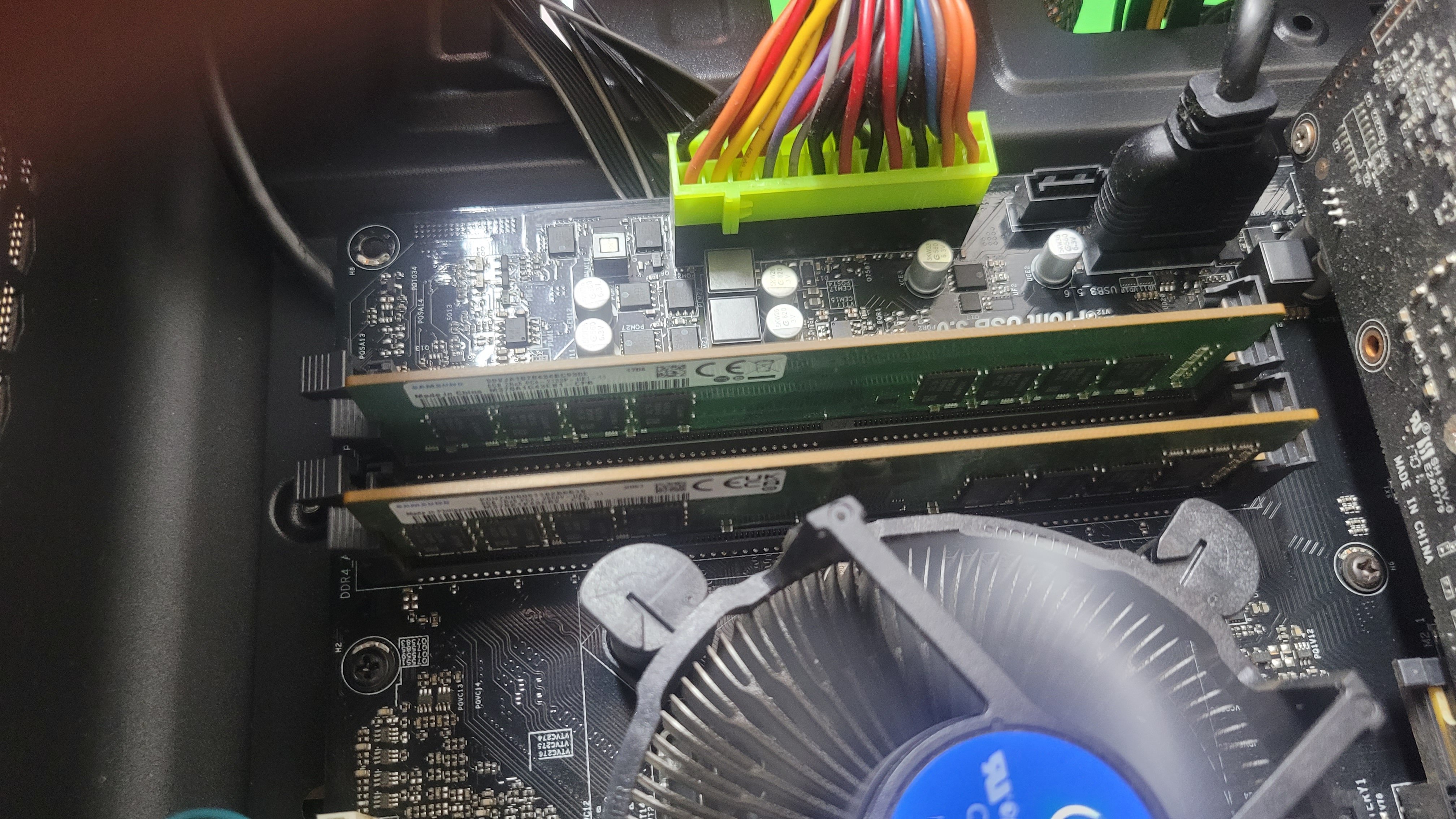 분리한 기존 SSD와 본체 내부 공간