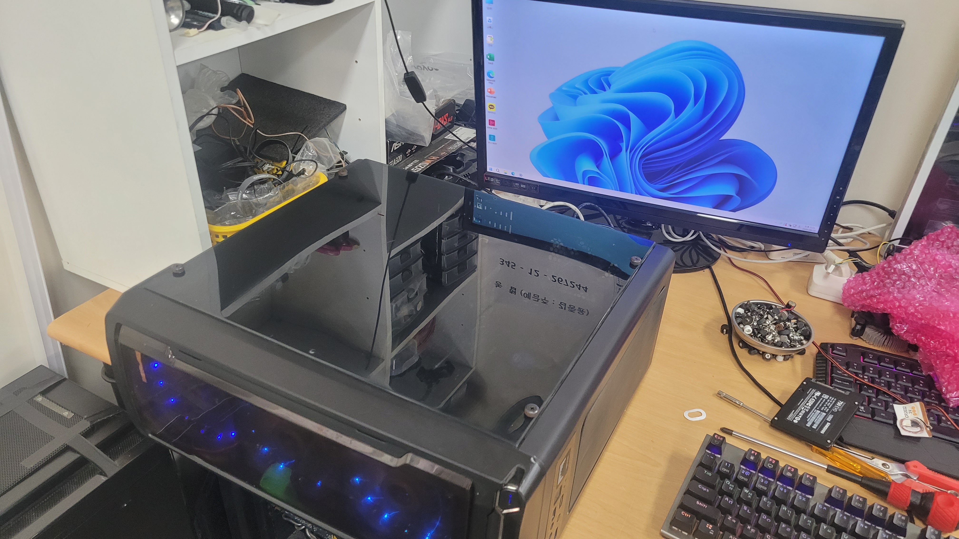 SSD 교체 작업 중 본체 내부를 확인하는 모습