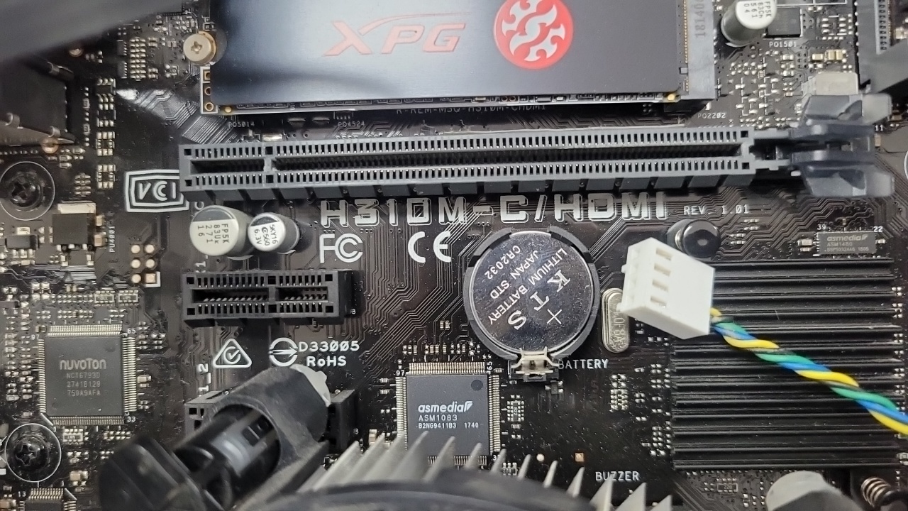 기존 H310 메인보드의 부품과 슬롯을 가까이 확인한 모습