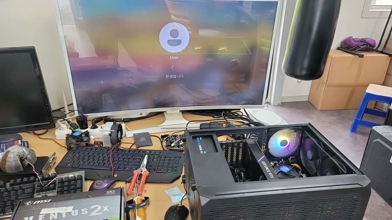 메인보드 교체 후 Windows 로그인 화면이 출력된 모습