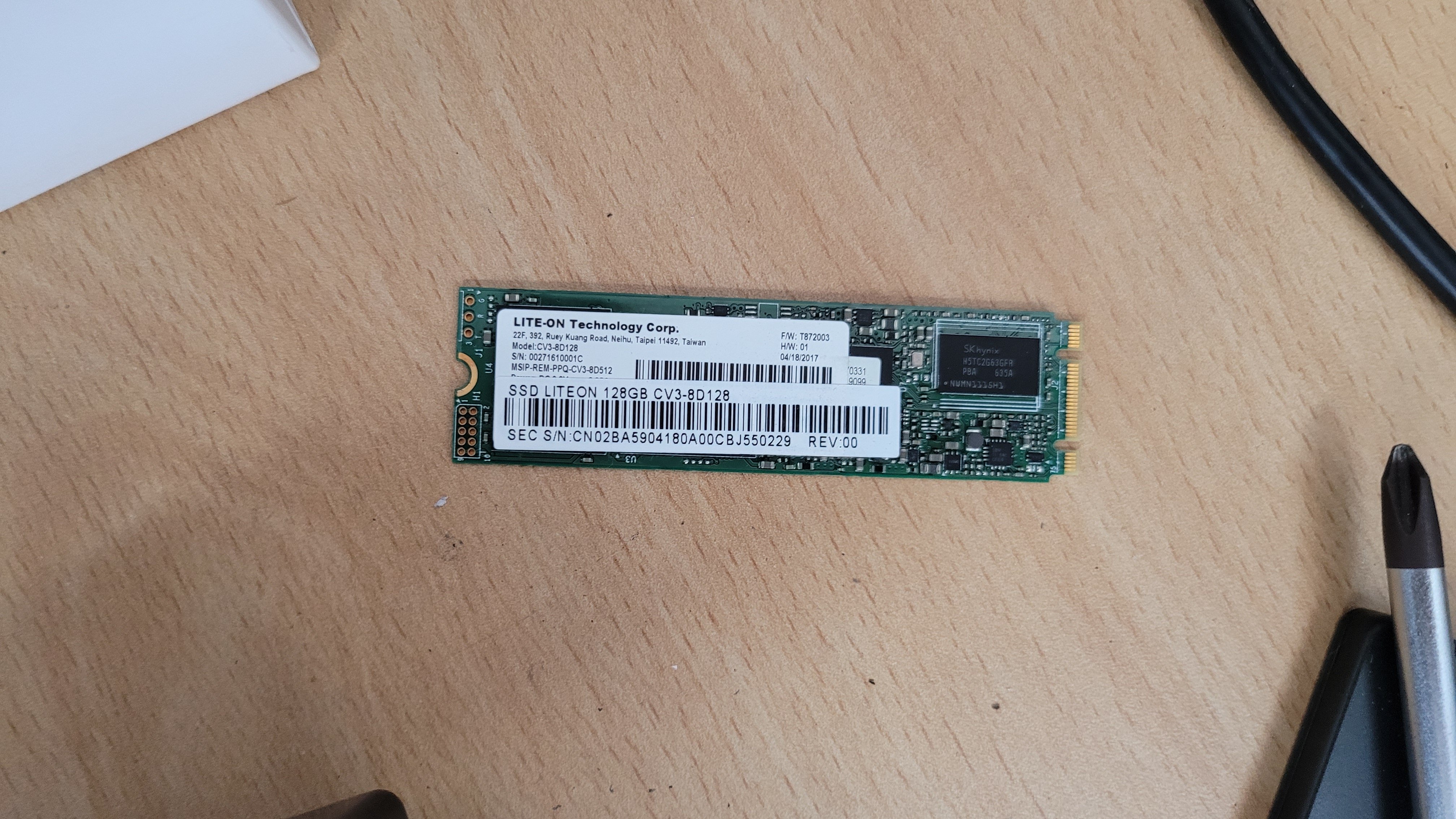 분리한 기존 128GB SSD의 모습