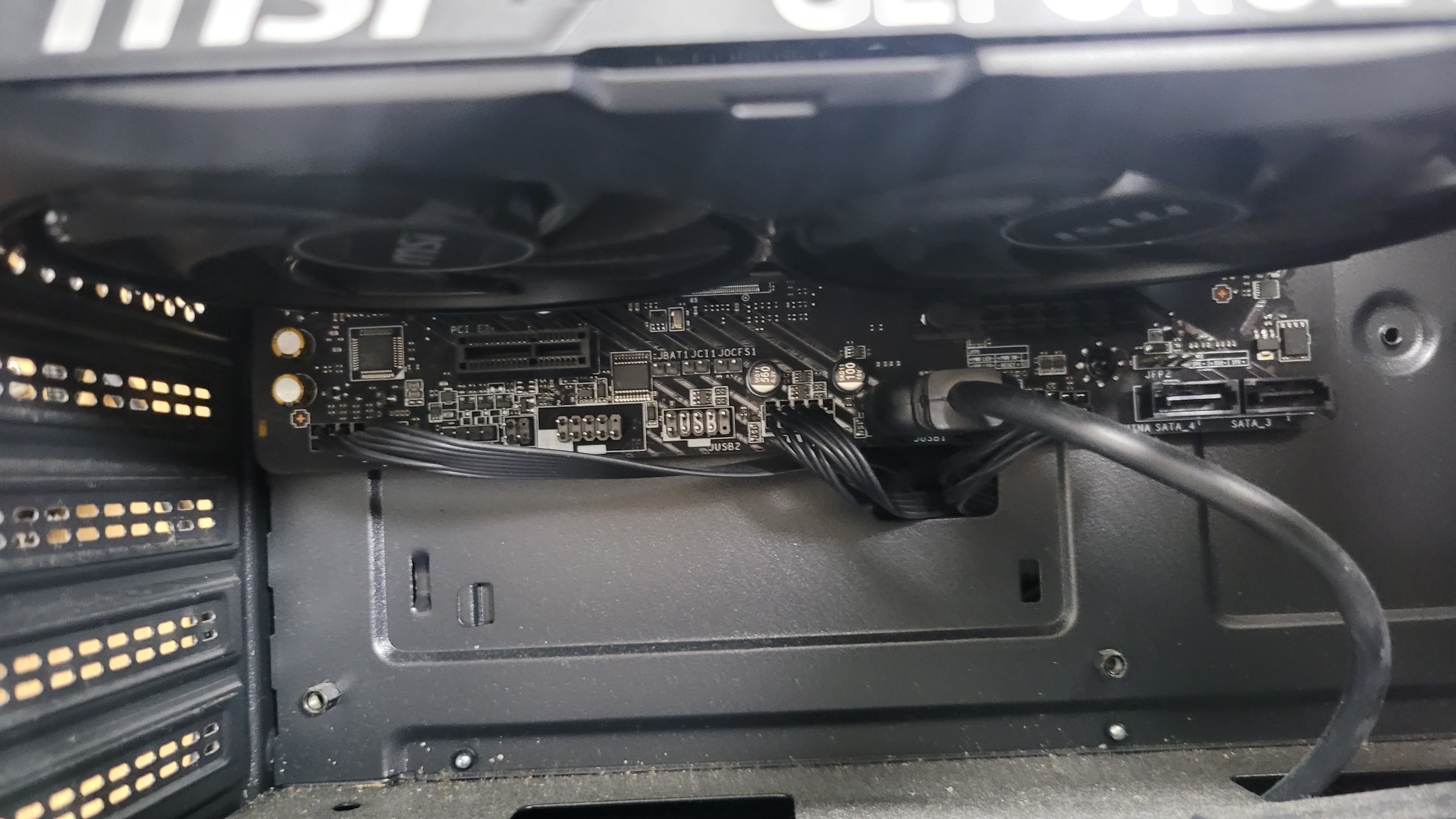그래픽카드와 메인보드 PCIe 슬롯 주변의 장착 상태를 살펴보는 모습
