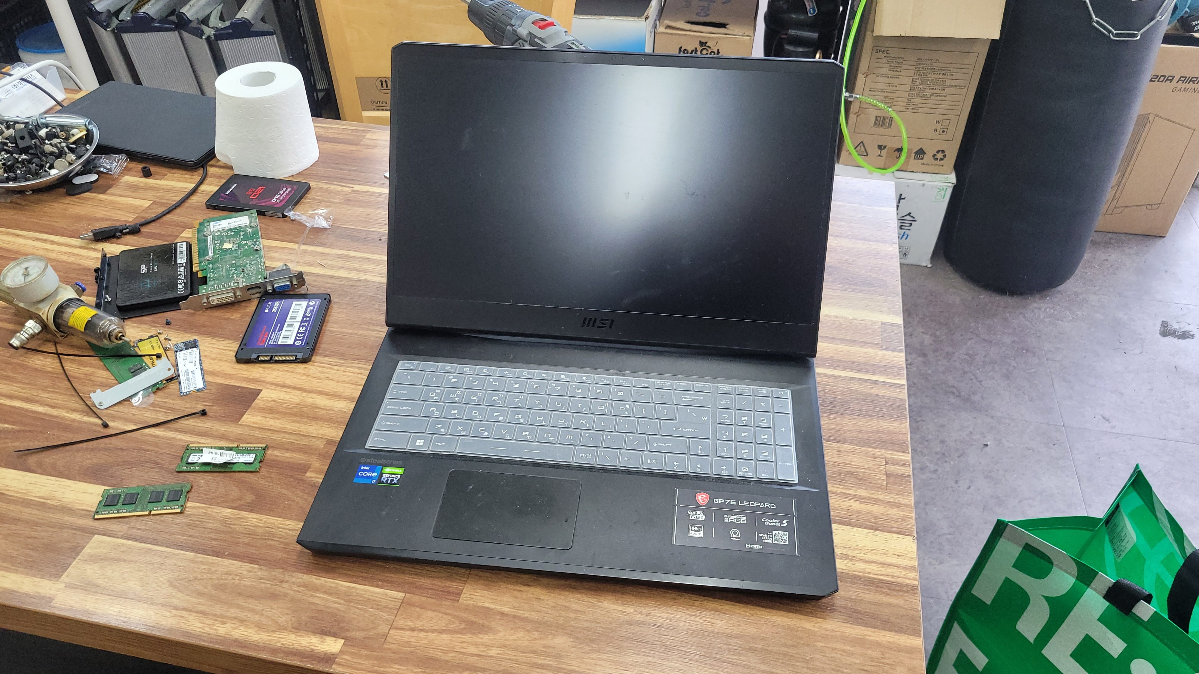 MSI GP76 Leopard 노트북의 점검 작업이 진행되는 모습