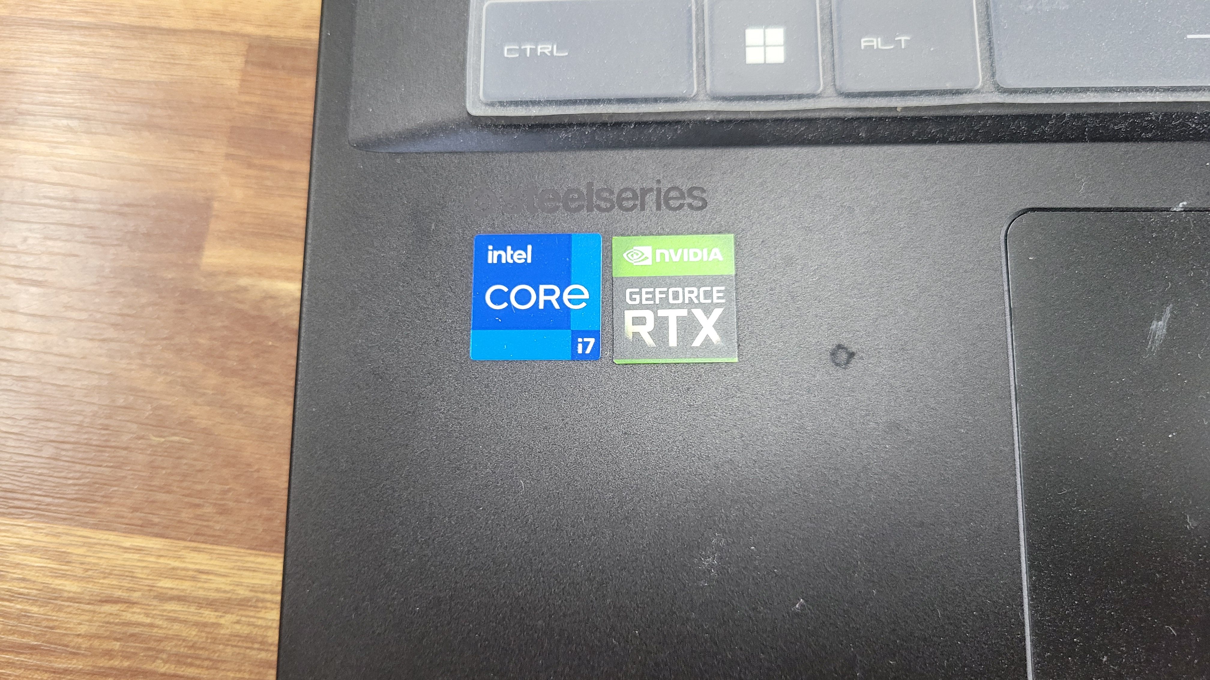 노트북에 부착된 Intel Core i7 및 NVIDIA GeForce RTX 표시