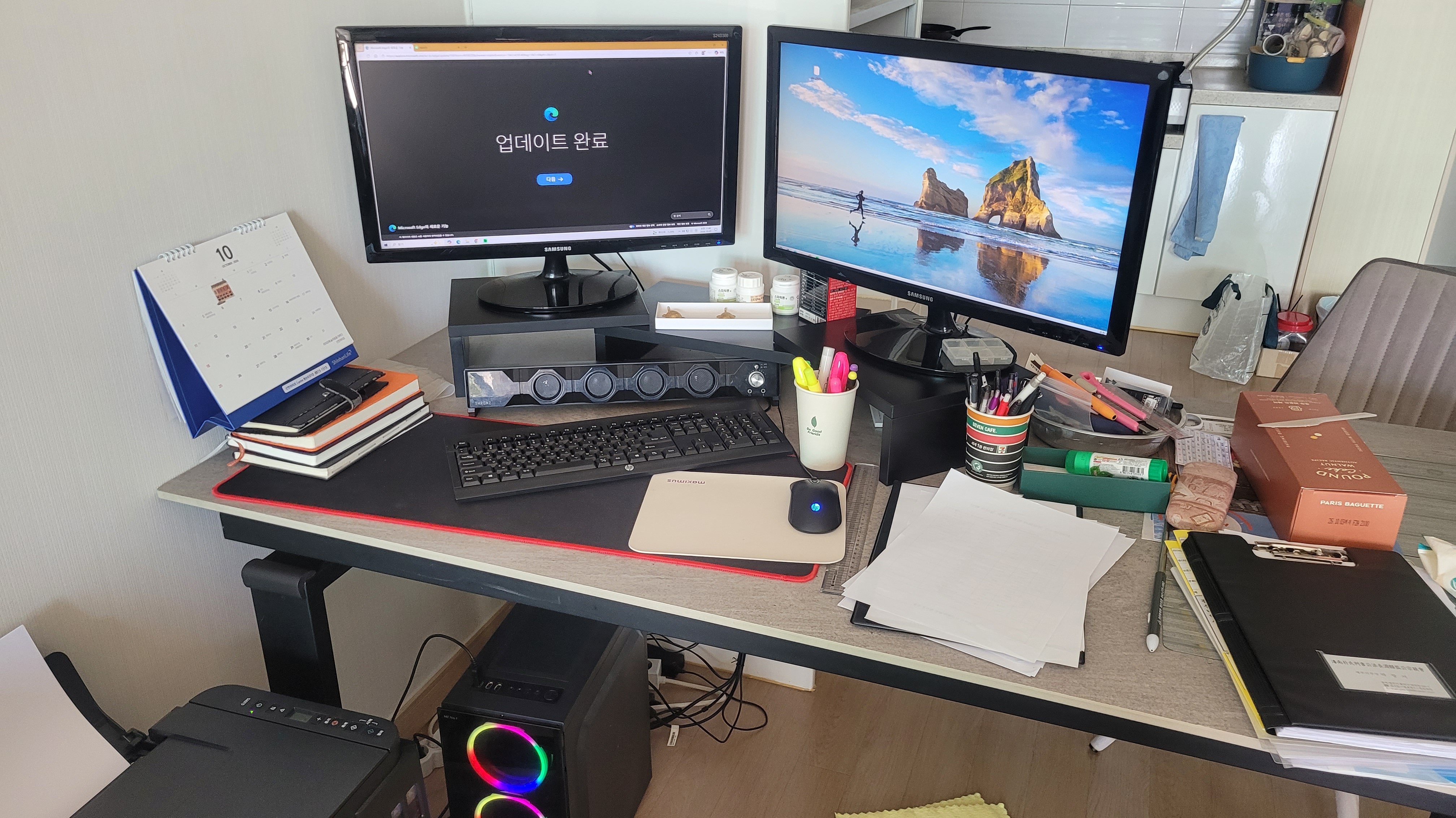 듀얼 모니터가 연결된 컴퓨터 작업 환경