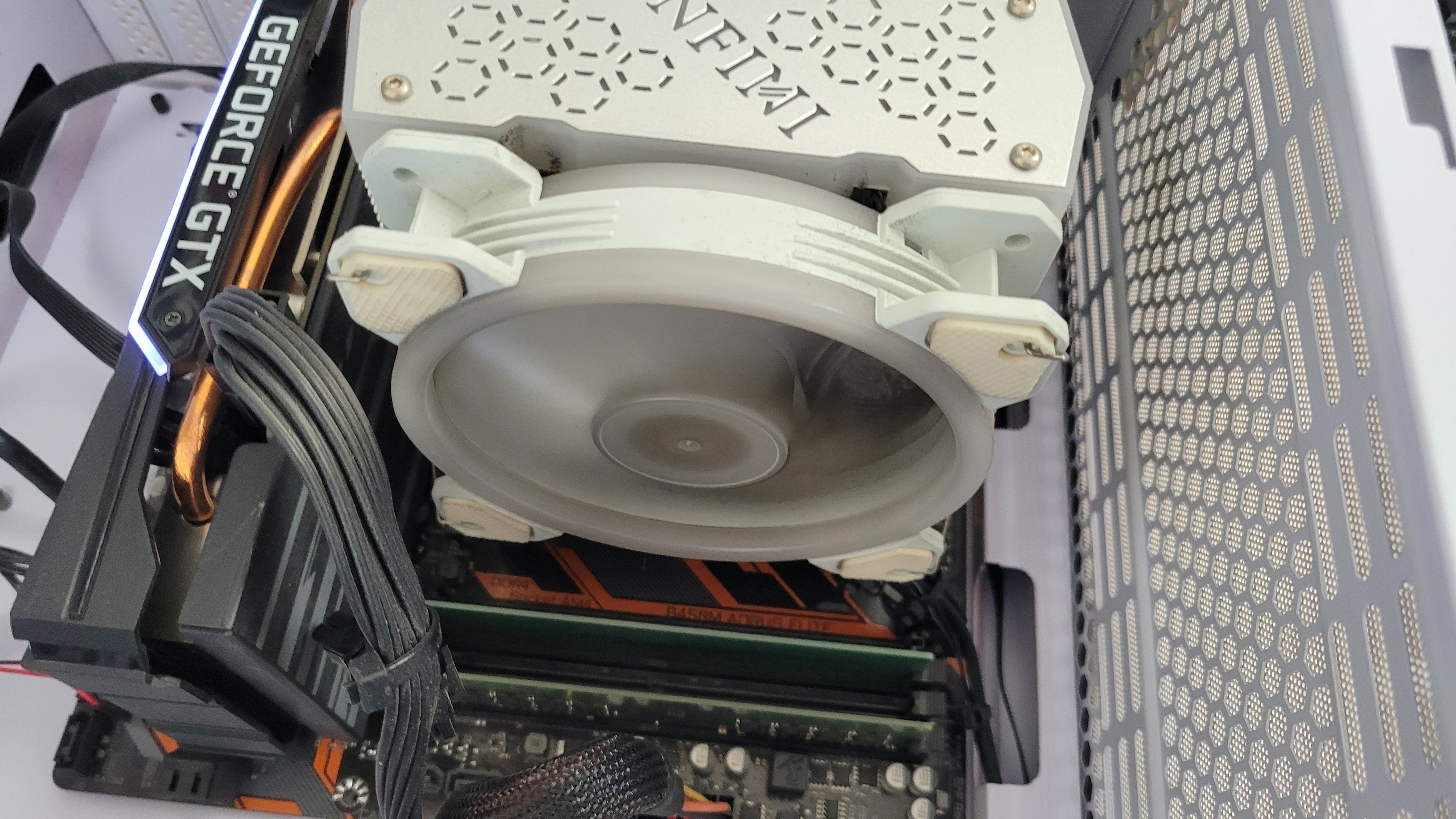 CPU 쿨러와 그래픽카드 주변의 냉각 부품 및 케이블을 확인한 모습